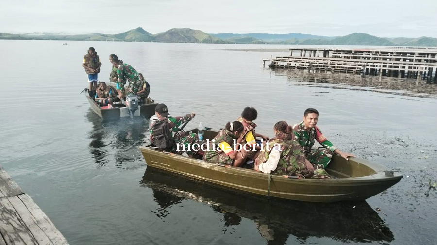 Pastikan Keselamatan Pelajar, Babinsa Sentani Dampingi Penyeberangan Jalur Air