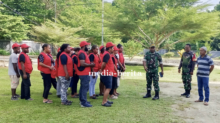 Babinsa dan Mahasiswa KKN Gotong Royong Bersihkan Masjid Al-Hijrah Perbatasan RI–PNG