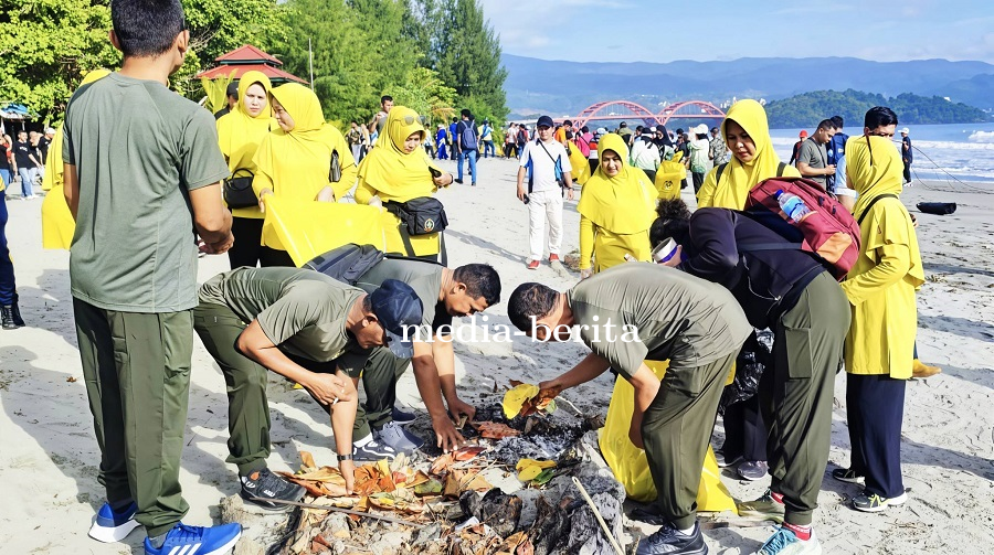 Pencanangan HUT Kota Jayapura, Ribuan Warga dan TNI-Polri Ramaikan Aksi Bersih Pantai Holtekamp