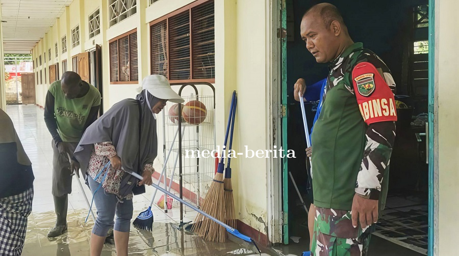 Babinsa Arso Bantu Pulihkan SMA YPPK Taruna Tegasa Pasca Banjir Lumpur