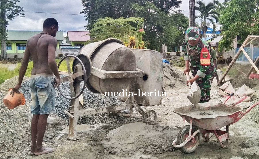 Bantu Bangun Rumah Warga, Babinsa Skanto Tunjukkan Kemanunggalan dengan Rakyat