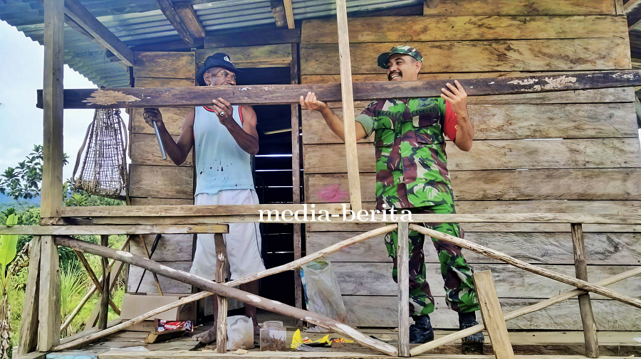 Hadir Sebagai Solusi, Babinsa Koramil Web Bantu Warga Bangun Lapak Usaha