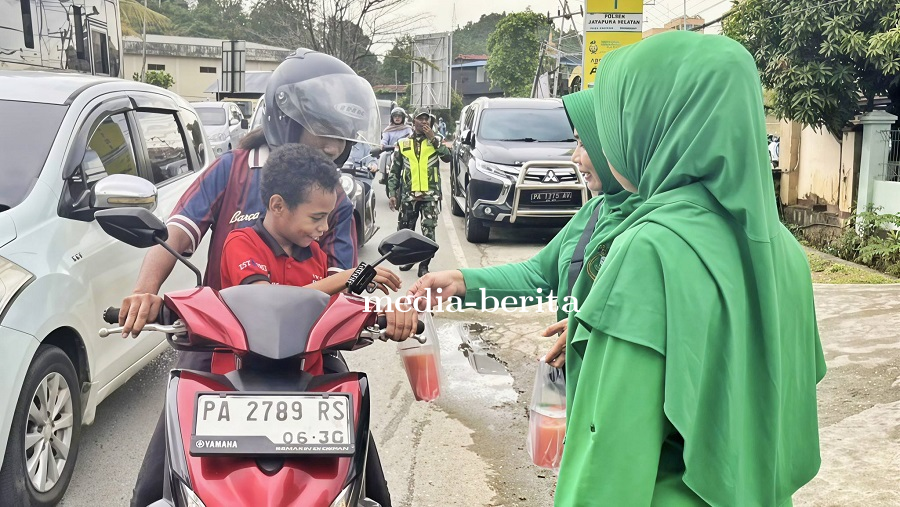 Tebar Berkah Ramadhan, Persit KCK Cabang XVI Kodim 1701 Jayapura Berbagi Takjil