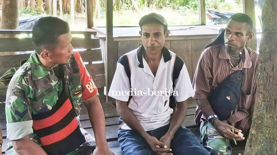 Jalin Kebersamaan di Kampung Ambora, Babinsa Demta Komsos dengan Mama Herlina