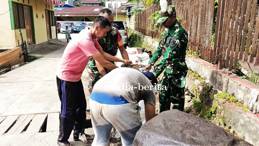 Koramil Jayapura Utara Bersama Warga Kampung Nelayan Gotong Royong Bersihkan Sampah