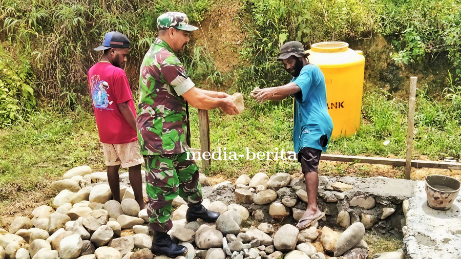 Babinsa Web Ikut Angkut Batu dan Cor Pondasi Rumah 