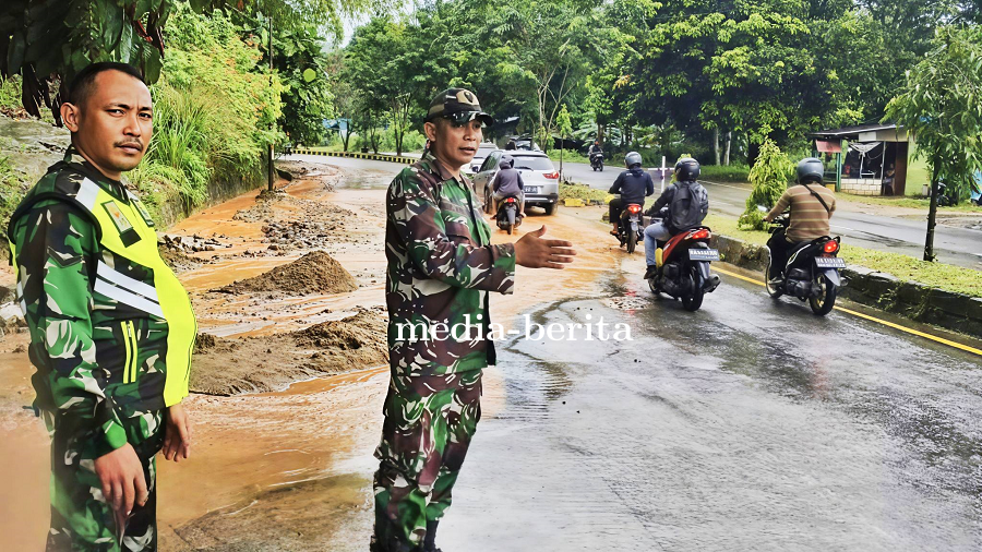 Longsor Jalur Abepura-Sentani, Babinsa Sigap Atur Lalu Lintas Minimalisir Kecelakaan