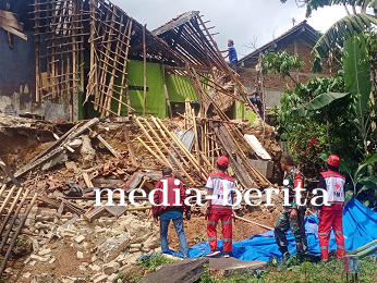Rumah Warga Diterjang Longsor Babinsa Koramil 01Banjarnegara Turun Tangan