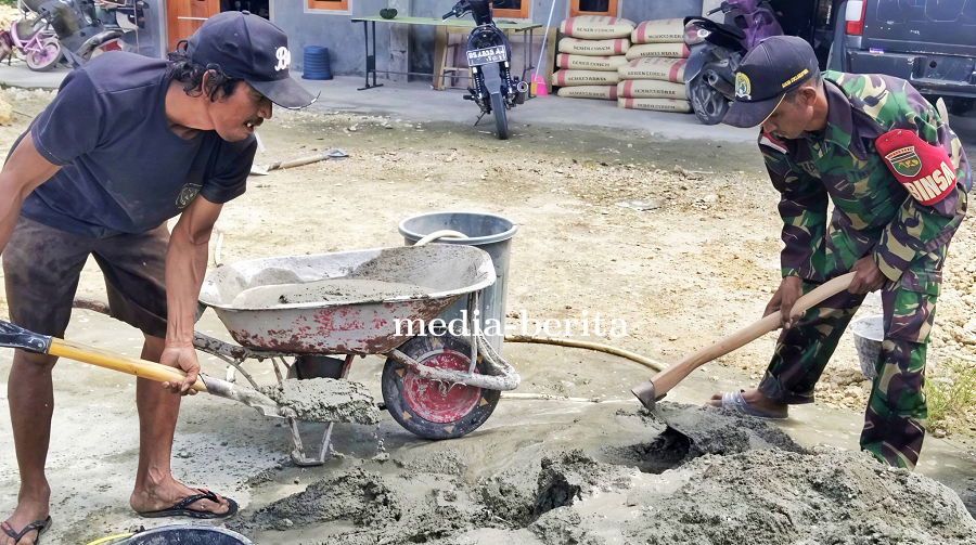 Serma Junaedi Bantu Warga Bangun Talud Parit Antisipasi Genangan Air