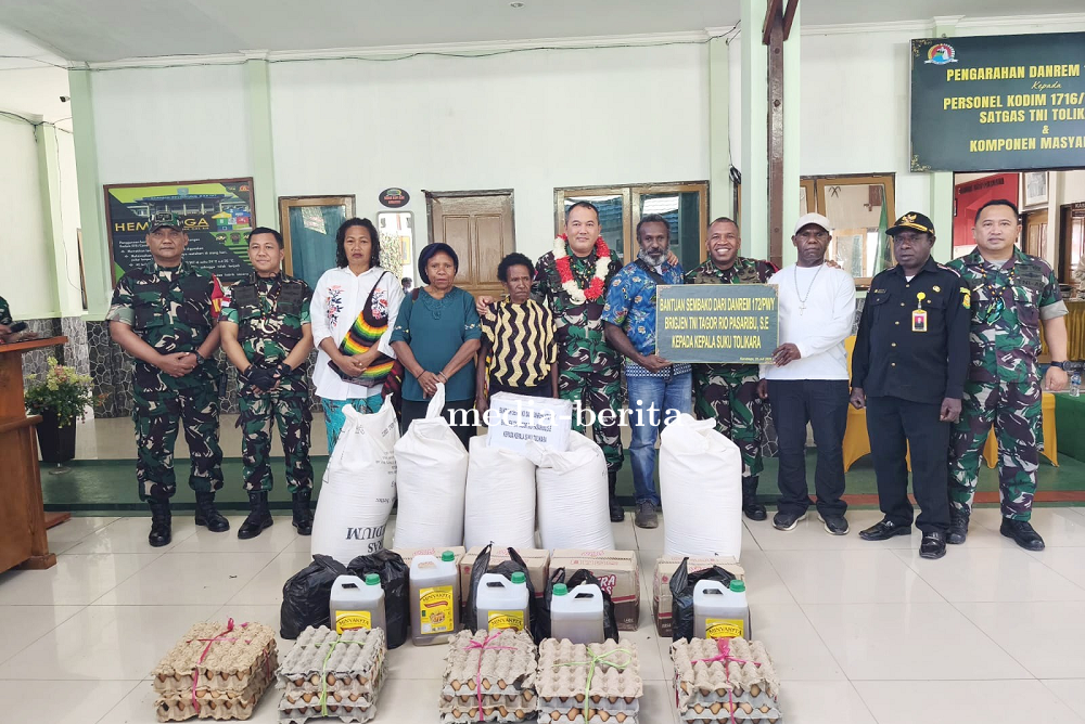 Danrem 172/PWY Serahkan Bantuan Sembako untuk Kepala Suku di Tolikara
