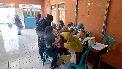 Babinsa Koramil 04 Karangkobar Dampingi Imunisasi Polio Anak