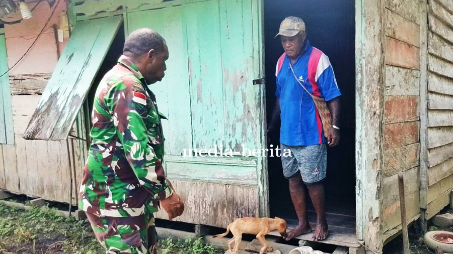 Imbauan Bijak Terima Informasi, Babinsa Bagikan Sembako dan Ajak Warga Berdialog