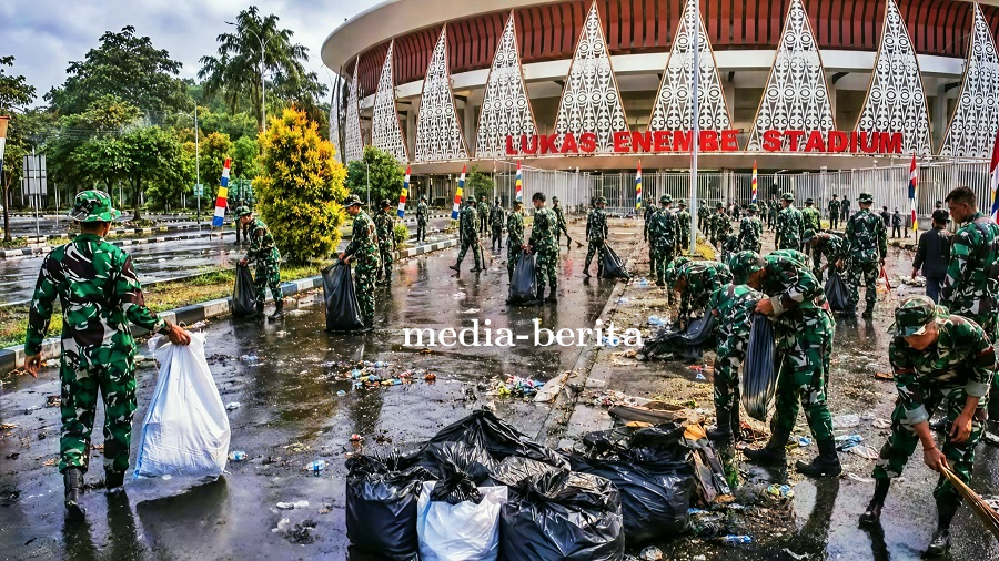 TNI Turun ke Jalan Bersihkan Puing Pulihkan Kondisi Pasca Kericuhan Oknum Suporter