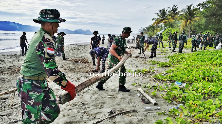 Jaga Ikon Wisata Papua, TNI dan Masyarakat Bersihkan Pantai Holtekamp Peringati HUT Kodam Cenderawas