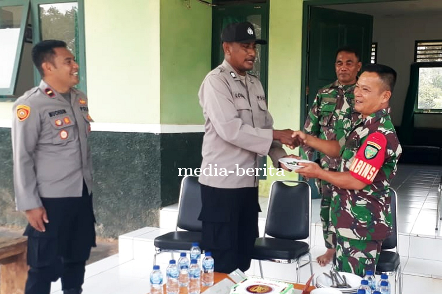 Polsek Bupul Beri Kejutan HUT ke-80 TNI di Koramil 1707-07/Elikobel