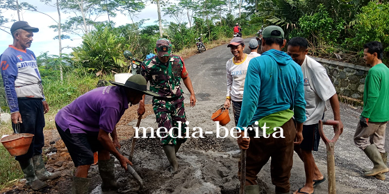 Gotong Royong Perbaiki Jalan Babinsa dan Warga Karangkobar Beraksi
