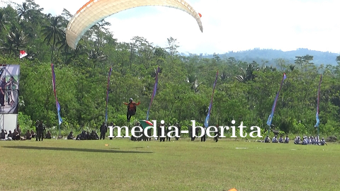 Atraksi Paralayang Meriahkan Pembukaan TMMD Reguler ke-120 di Desa Sijenggung