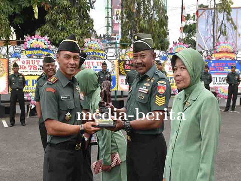 Momen Penghargaan dan Kenaikan Pangkat di Makodim 0704 Banjarnegara