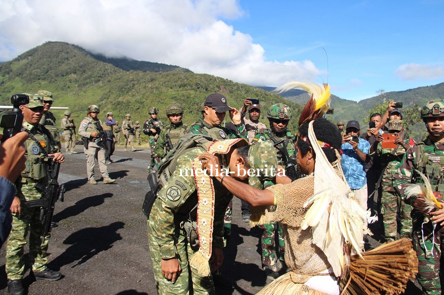 Bara Api Hangatkan Warga Kiwirok: Pangkogabwilhan III didampingi Pangkoops Swasembada Hadiri Tradisi