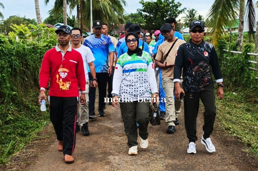 Danramil Okaba Ikuti Jalan Santai HKN ke-61, Ajak Warga Hidup Sehat dan Jaga Kebersihan