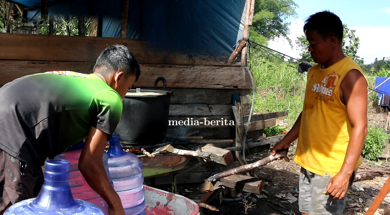 Kerja Keras Tim Juru Masak Penuhi Kebutuhan Makan Satgas TMMD Kodim Jayapura
