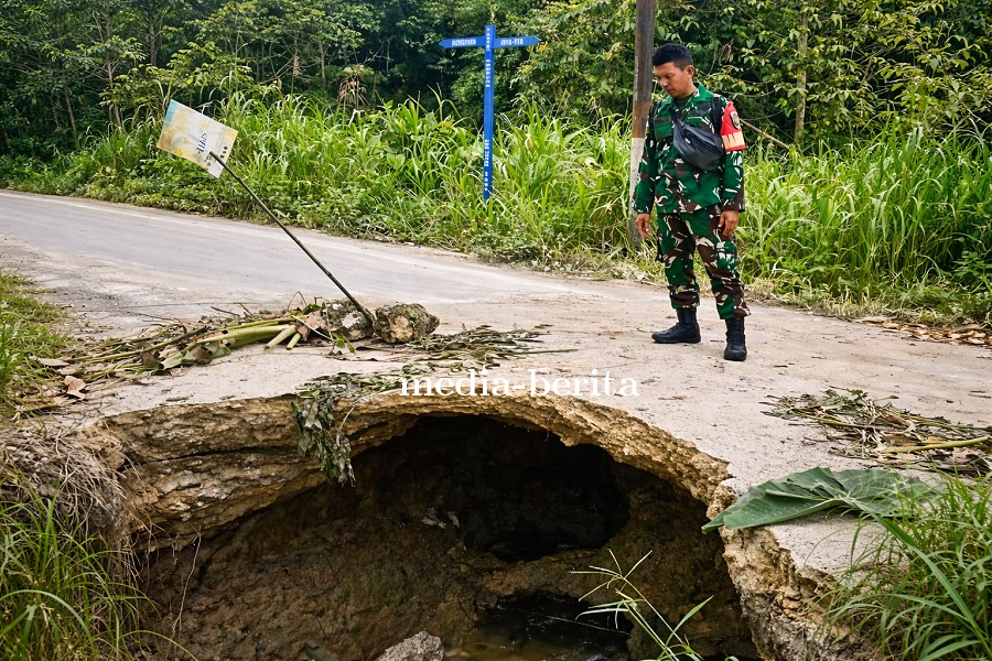 Jembatan Longsor Akses Vital Terancam Putus, Babinsa Arso Gerak Cepat Koordinasi Perbaikan