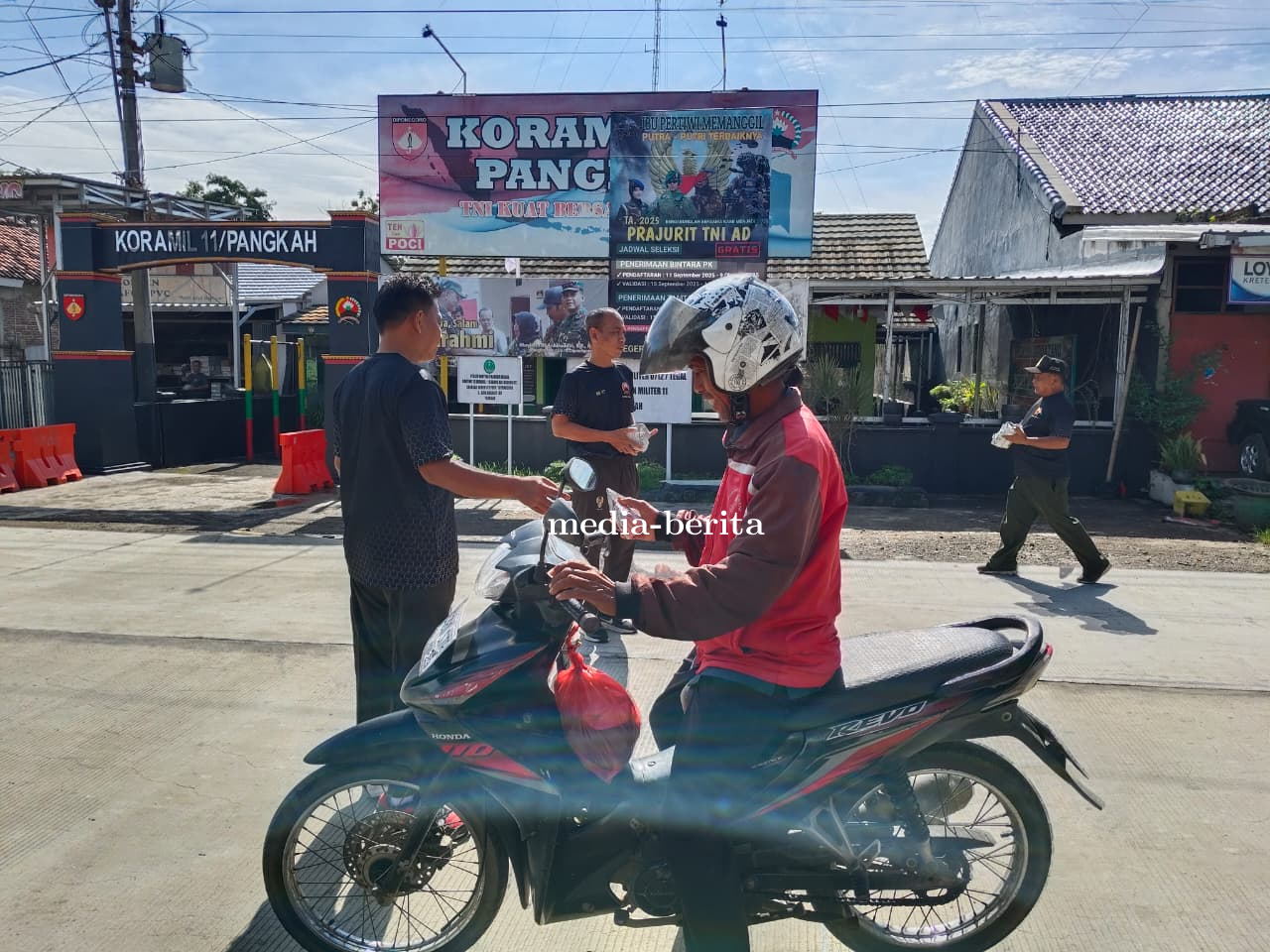 Koramil 11 Pangkah Gelar Bakti Sosial “Jumat Berkah”, Bagikan 150 Nasi Bungkus untuk Warga dan Pengg