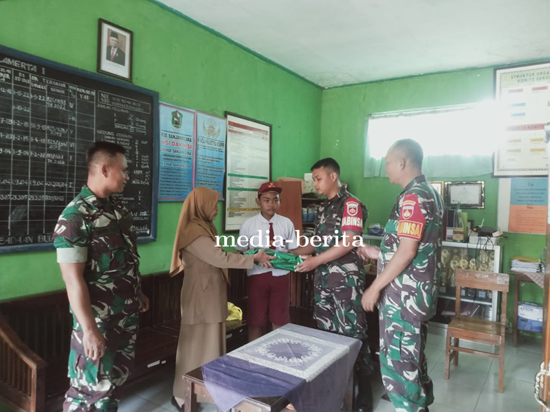 Babinsa Koramil 07 Mandiraja Motivasi Bagi Siswa Berpretasi