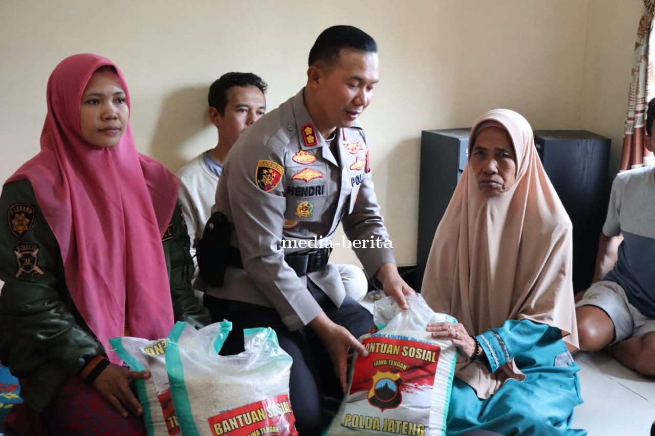 Polres Banjarnegara Gelar Bakti Sosial Bagi Warga Terdampak Bencana Tanah Longsor di Wanayasa.