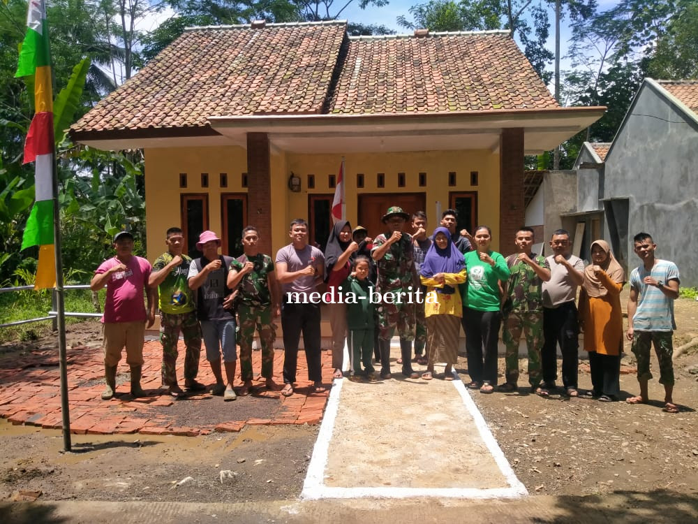 Seiring Berakhirnya Program TMMD Satgas TMMD ke-115 Jalin Kebersamaan Makan Bersama Dengan Warga*