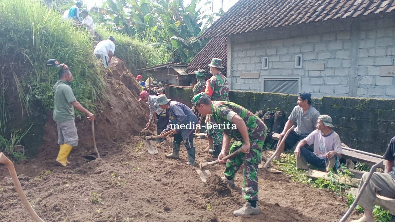 Wujud Nyata, Anggota Koramil Gandusari Bantu Warga Binaannya Bersihkan Material Akibat Bencana Tanah