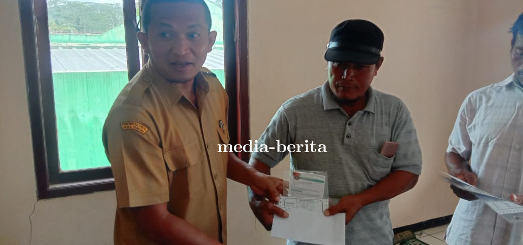Slamet Fianto kepala Desa Bandingan Serah Terima Traktor 2 Unit Traktor Anggota Petani Desa Bandinga