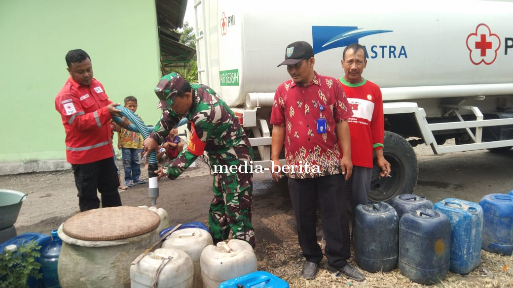 Babinsa Sertu Heriyanto Dampingi Pendistribusian Air Bersih