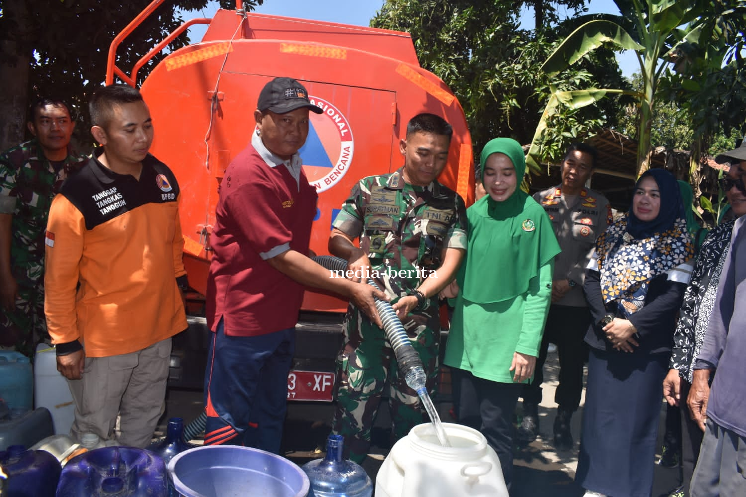Dandim Tegal Turun Langsung Pendistribusian Air Bersih Kepada Warga Kedungkelor