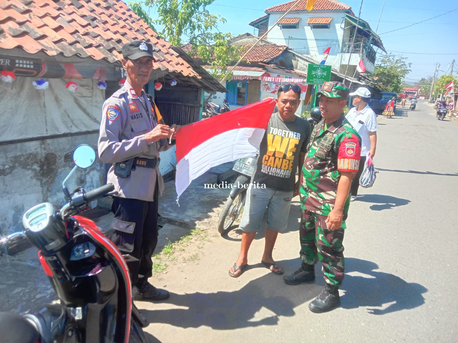 Babinsa Tegal Timur Bersama Bhabinkamtibmas Himbau Warga Pasang Bendera Merah Putih 