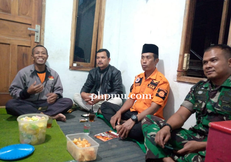 Babinsa Melaksanakan Komsos Dengan Relawan