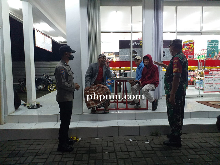Pastikan Wilayah Binaan Aman Babinsa Bersama Bhabinkamtibmas Laksanakan Patroli Malam