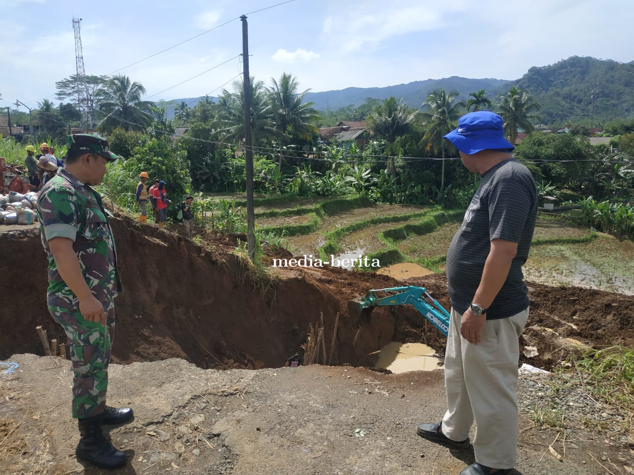 Bersama Dinas Sda Babinsa Pantau Pekerjaan Perbaikan Tanggul Irigasi Yang Longsor