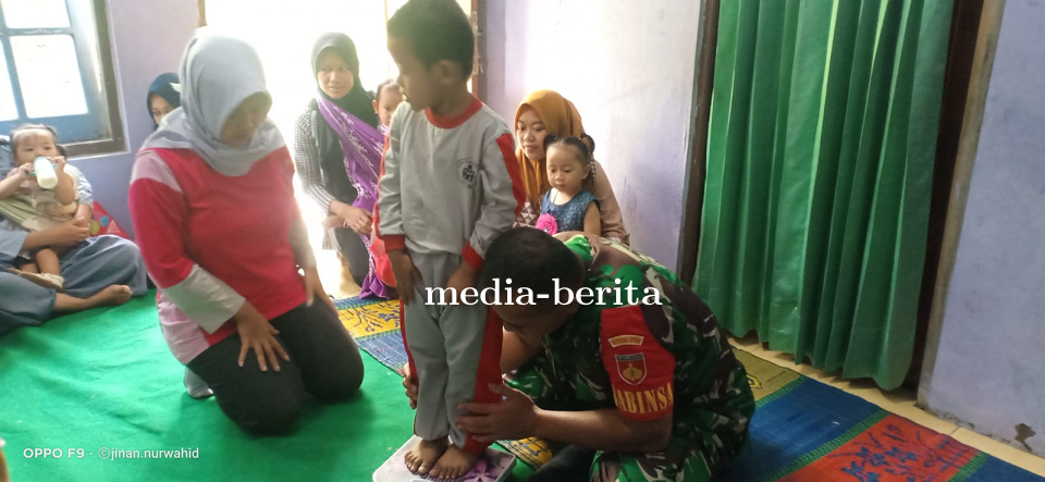 Babinsa Bersama Bidan Desa Melaksanakan Kegiatan Kelas Ibu Balita