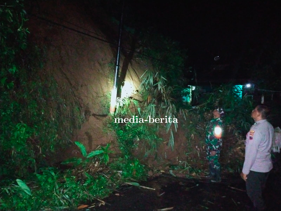 Babinsa bersama Bhabinkamtibmas mengecek lokasi longsor