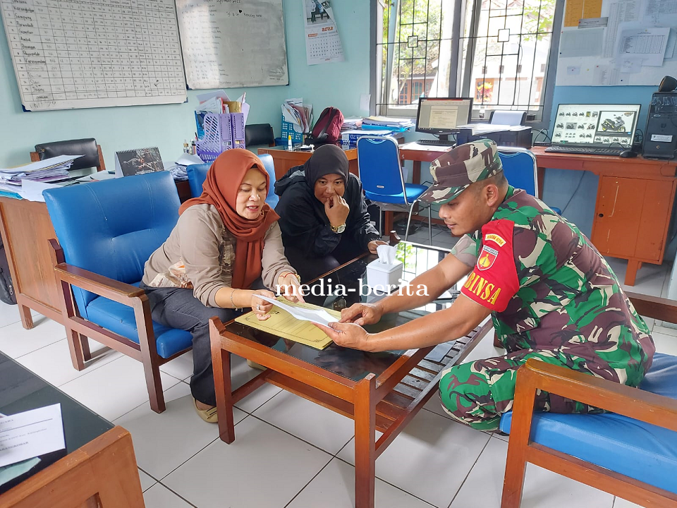 Babinsa Komsos Dengan Kepala UPT KB Karangkobar