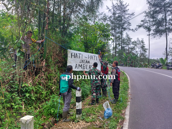 Rambu Pengaman Dipasang  Jalan Rawan Amblas