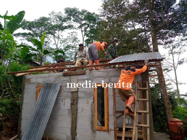 Babinsa Bantu Pemasangan Atap Rumah Milik Warga 