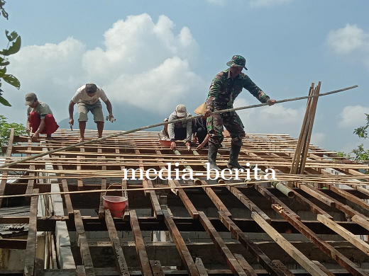 Sertu Sohirin dan Warga Sijenggung Pasang Reng untuk RTLH Mbah Sutono