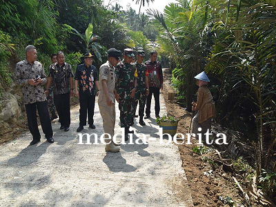 Tim Wasev PJO TMMD Sapa Warga Nenek Miarto Desa Sijenggung