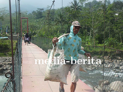 Sarno Memikul Split Demi BangunSijenggung