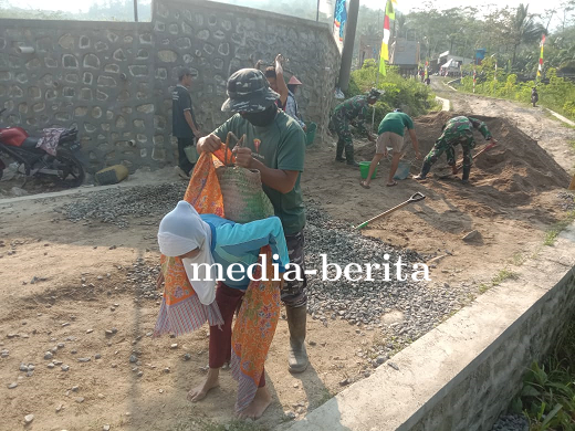 Mbah Maryati (60) Gendong Pasir Demi Bangun Desa Sijenggung