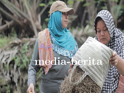 Semangat Warga Lastri dan Inah Mendukung Pembangunan dalam TMMD Reguler ke-120 di Banjarnegara