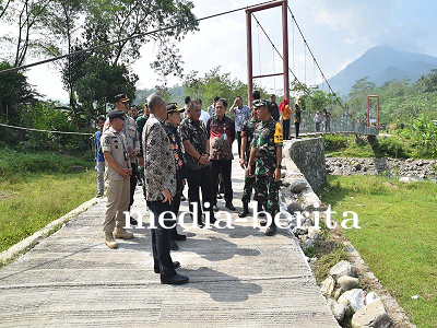 Tim Wasev  Tinjau Proyek Rabat Beton TMMD di Desa Sijenggung