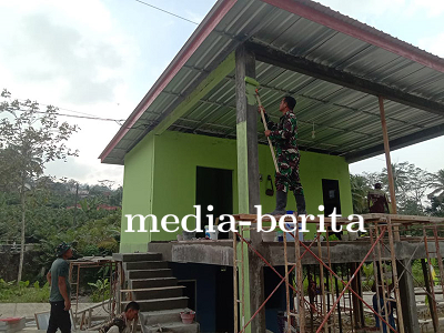 Gotong Royong Satgas TMMD dan Warga Sijenggung Warnai Pos Kamling